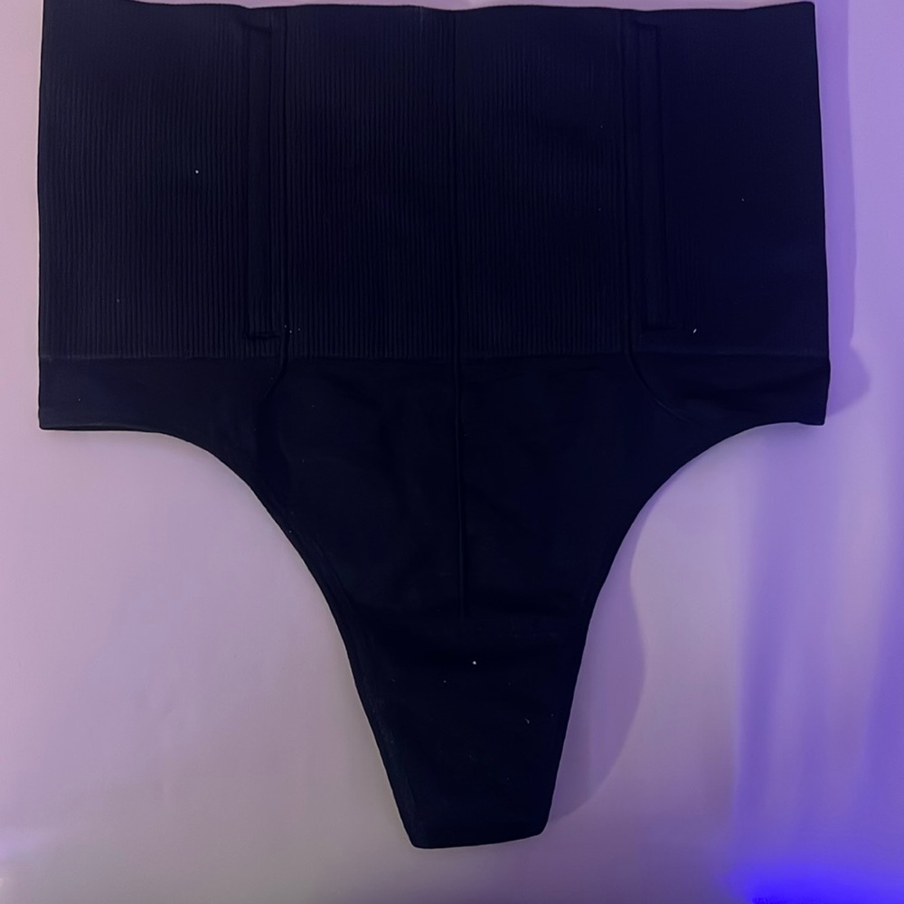 Thong black stomach holder